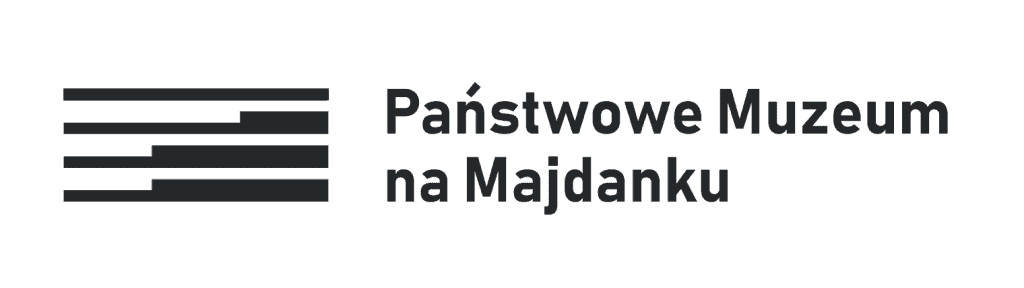Logo Państwowe Muzeum na Majdanku. Obok napisów linie pionowe. Napisy czarne na białym tle.