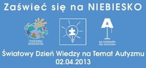 Plakat na którym są białe napisy: Zaświeć się na niebiesko. Światowy Dzień Wiedzy na temat Autyzmu. Plakat jest niebieski. pomiędzy napisami umieszczona jest grafika żarówki oraz globu świata i ludzi połączonych dłońmi.