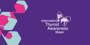 Plakat na którym napisane jest international Thyroid Awareness Week. Nad napisami jest grafika kształtu motyla. Napisy są na fioletowym tle.