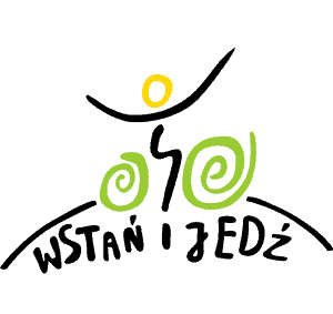 Grafika na której napisane jest wstań i jedź. W tle artystyczne bohomazy na wzór osoby jadącej wózkiem inwalidzkim po górze.
