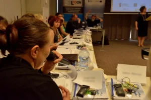 Ludzie siedzą przy stołach.