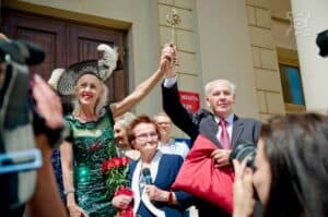 Zdjęcie przedstawia Seniorów trzymających klucze do bram Miasta. W prawym górnym rogu znak wodny loga Lublina Miasta Inspiracji