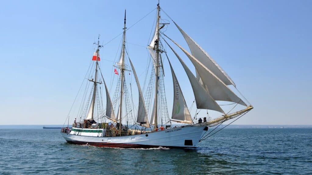 Żaglowiec na pełnym morzu