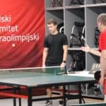 Dwóch zawodników podczas zawodów w tenisie stołowym w I Dniu Pikniku