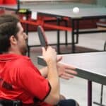 Zawodnik podczas zawodów w tenisie stołowym w I Dniu Pikniku