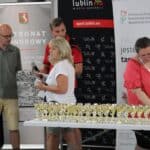 Finał zawodów w tenisie stołowym, pamiątkowe puchary dla uczestników