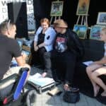 Stanisław Kmiecik artysta, malujący obrazy stopami, podczas warsztatów malarskich dla dzieci pt. „Człowiek bez barier”