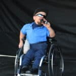 Twórca, youtuber i tiktoker MrJokerOficjalnie, na wózku podczas swojego wystąpienia