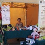 Kobieta przy stoisku WTZ w Janowicy