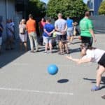 Zawodniczka podczas rzutu piłką w konkurencji paraolimpijskiej dyscypliny goalball w III Dniu Pikniku