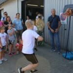 Zawodnik podczas konkurencji rzut piłką do kosza w III Dniu Pikniku