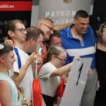 Finaliści pierwszego miejsca w wieloboju z pucharami i prezentami w III Dniu Pikniku