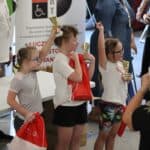 Trzy dziecięce finalistki z pucharami