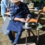 Mistrz garncarstwa Piotr Skiba z Jadwisina w województwie lubelskim, prowadzący zajęcia manualne na kole garncarskim