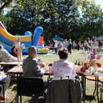 Widok na stoiska i zamek dmuchany na placu festynowym