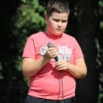 Chłopczyk z mikrofonem w ręku - Tymek Misiura