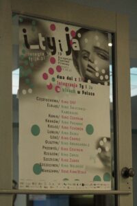 Plakat na przeszklonych drzwiach promujący wydarzenie Integracja Ty i Ja.