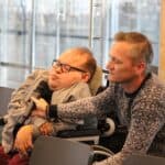 Paweł Grzegorz Iwaniuk, koordynator ds. dostępności i osób z niepełnosprawnościami w Urzędzie Miasta Biała Podlaska z towarzyszącym mu opiekunem, podczas sesji pytań i odpowiedzi