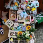 Maskotki I ozdoby na stoisku Stowarzyszenia na rzecz Dzieci I Młodzieży Niepełnosprawnej Ruchowo.