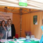 Wolontariuszki na stoisku Stowarzyszenia Mali Bracia Ubogich.