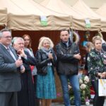 Zaproszeni goście podczas oficjalnego rozpoczęcia Targów Ekonomii Społecznej.