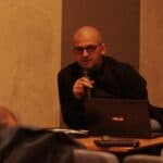 Pan Mariusz Kuszpa podczas prezentacji pt. Spotkania Artystów Nieprzetartego Szlaku