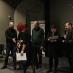 Wyróżniona Pani Natalia Tolochko, odbiera gratulacje od Pana Mariusza Kuszpy, obok niego stoją od lewej: Pan Marek Kucharczyk (Juror), Pani Monika Jasińska (Koordynator) i Pan Robert Pranagal (Juror)