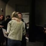 Laureatka Pani Natalia Dudek podczas serdecznego uścisku z Panią Moniką Jasińską, z tyłu pozostałe osoby: Pan Mariusz Kuszpa, Pani Natalia Tolochko (wyróżniona w konkursie) Pani Kinga Hendzel (Juror), Pan Marek Kucharczyk (Juror) i Pan Robert Pranagal (Juror)