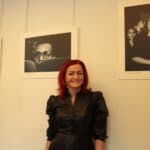 Pani Natalia Tolochko, stojąca przy wyróżnionych fotografiach własnego autorstwa