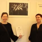 Pani Iwona Gieruszczak stojąca przy fotografii własnego autorstwa pt. „Złączeni” z Panią Moniką Jasińską