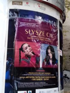 Zdjęcie plakatu Słyszę Cię na słupie ogłoszeniowym