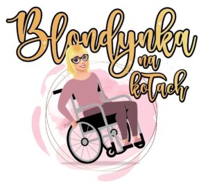 Grafika przedstawiająca kobietę w okularach siedzącą na wózku inwalidzkim. U góry żółty napis: Blondynka na kołach