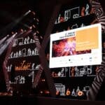 Sześciokątny ekran z zapowiedzią transmisji online Wielkiej Gali Integracji