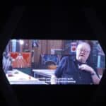 Wyświetlony na sześciokątnym ekranie kadr, pochodzący z materiału video o miłości ojcowskiej