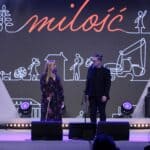 Stojący na scenie Paulina i Bartek Gruszeccy – muzyczne małżeństwo podczas wspólnego wykonania piosenki „Shallow” z repertuaru Lady Gaga&Bradley Cooper