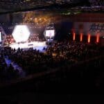 Widok z góry na scenę i publiczność zgromadzoną podczas Gali