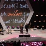 Cztery osoby na scenie, od lewej: gitarzysta Pan Kamil Szewczyk, harmonijkarz Pan Karol Zieliński oraz śpiewające małżeństwo Paulina i Bartek Gruszeccy podczas wykonania utworu „Z Tobą chcę oglądać świat” z repertuaru Zbigniewa Wodeckiego