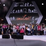 Dużo osób obu płci zgromadzonych na scenie - Organizatorzy, Wolontariusze, Laureaci, Paneliści oraz wszyscy zaangażowani w organizację 27. Wielkiej Gali Integracji 2022