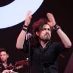 Piotr Cugowski przy mikrofonie, z tyłu widoczny perkusista grający na perkusji