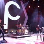 Czterech mężczyzn na scenie, od lewej: gitarzysta Jarosław Chilkiewicz, perkusista Michał Bocek, gitarzysta basowy Wojtek Karel, klawiszowiec Borys Sawaszkiewicz