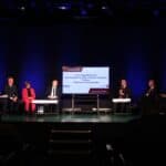 Uczestnicy panelu dyskusyjnego dotyczącego Centrów Usług Społecznych, siedzą od lewej: dr hab. Marek Rymsza (Doradca Prezydenta RP, Przewodniczący Rady do Spraw. Społecznych Narodowej Rady Rozwoju, Przewodniczący Rady Programowej ds. CUS), Pan Artur Markowski (Wójt Gminy Wojciechów), Pani Agnieszka Cieślak (Wójt Gminy Wojcieszków), Pan Łukasz Budyńczuk (p.o. Dyrektora Departamentu Wdrażania Europejskiego Funduszu Społecznego w Urzędzie Marszałkowskim Województwa Lubelskiego), Pan Ireneusz Łucka (Burmistrz Bełżyc), Pan Wojciech Żukowski (Burmistrz Tomaszowa Lubelskiego), Pan Marcin Dmowski (Zastępca Burmistrza Miasta Świdnik). Widok z widowni na scenę