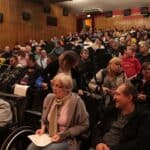 Publiczność zgromadzona na widowni w sali kinowej