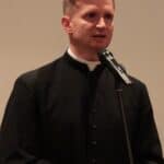 Przy mikrofonie podczas powitania stoi ks. Paweł Zazuniak – Dyrektor Caritas Diecezji Siedleckiej