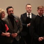 Na scenie stoją od lewej: Pani Małgorzata Malczuk – Dyrektor Powiatowego Centrum Pomocy Rodzinie w Białej Podlaskiej, Pan Michał Litwiniuk – Prezydent Miasta Biała Podlaska, Pan Jakub Semeniuk – Kierownik Warsztatów Terapii Zajęciowej w Białej Podlaskiej, ks. Paweł Zazuniak – Dyrektor Caritas Diecezji Siedleckiej