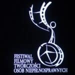 Wyświetlone na ekranie białe logo Festiwalu Filmowego Twórczości Osób Niepełnosprawnych umieszczone na czarnym tle