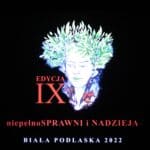 Wyświetlone na ekranie logo IX edycji „niepełnoSPRAWNI i nadzieja” Biała Podlaska 2022