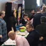 Publiczność Festiwalu podczas przerwy połączonej z przygotowanym poczęstunkiem; w trakcie obrad Jury