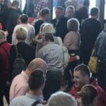 Publiczność Festiwalu podczas przerwy połączonej z przygotowanym poczęstunkiem; w trakcie obrad Jury