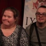 Dwie osoby kobieta i mężczyzna z zespołem Downa uśmiechają się do aparatu