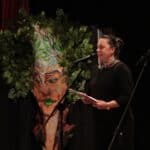 Stojąca na scenie przy mikrofonie Pani Ewa Borkowska – Dyrektor Miejskiego Ośrodka Pomocy Społecznej w Białej Podlaskiej